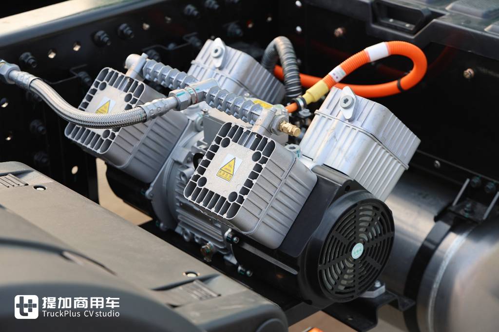 又有车企停止油车业务！汉马科技转型新能源首款力作—远程X7M 1200度液态新能源重卡实拍 - 第9张