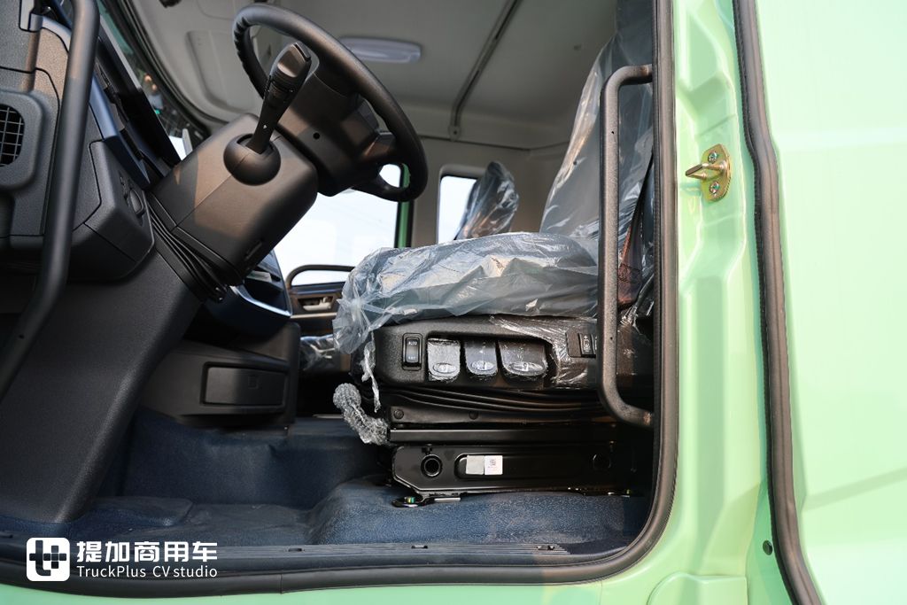 又有车企停止油车业务！汉马科技转型新能源首款力作—远程X7M 1200度液态新能源重卡实拍 - 第11张