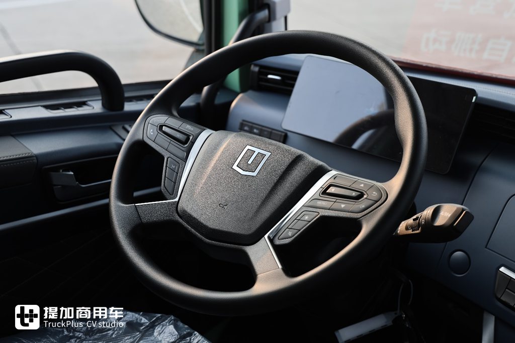 又有车企停止油车业务！汉马科技转型新能源首款力作—远程X7M 1200度液态新能源重卡实拍 - 第12张