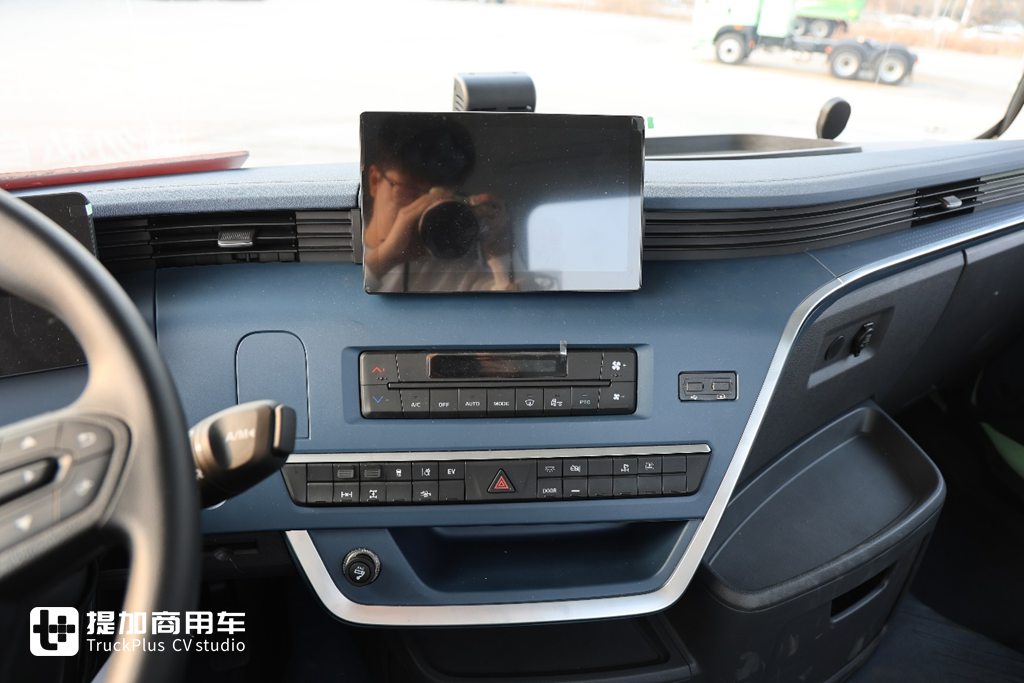 又有车企停止油车业务！汉马科技转型新能源首款力作—远程X7M 1200度液态新能源重卡实拍 - 第13张