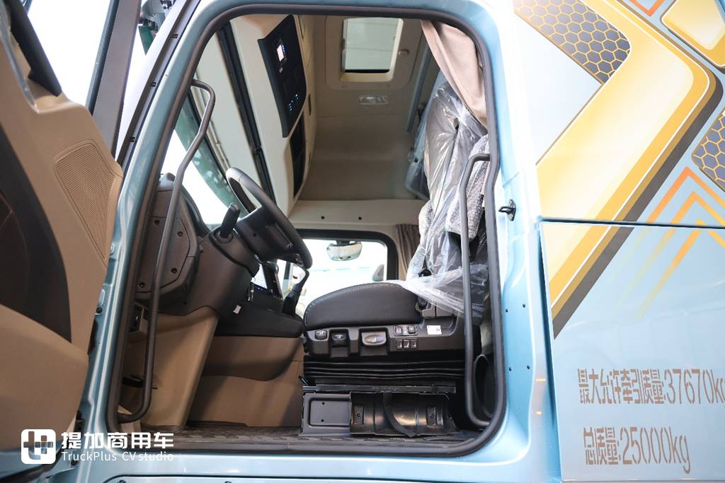 陕汽德龙X6000也有复合版了,还是720马力燃气车型,外观也配更好看的改装件了! - 第7张 - 提加商用车网 陕汽德龙X6000也有复合版了,还是720马力燃气车型,外观也配更好看的改装件了! - 第7张