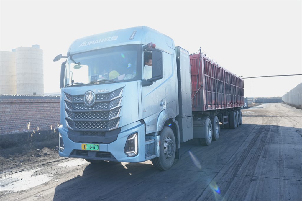 续航400公里 一天4趟往返!欧曼银河5M纯电重卡助冯师傅行稳致远 - 第2张 - 提加商用车网 续航400公里 一天4趟往返!欧曼银河5M纯电重卡助冯师傅行稳致远 - 第2张