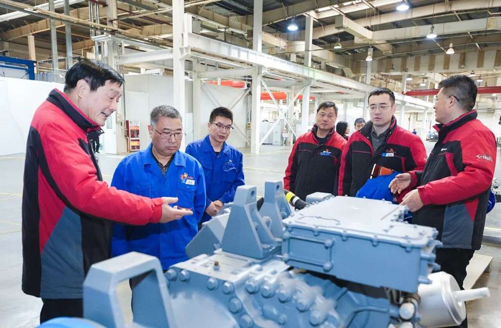 【汉德播报】袁宏明董事长深入汉德车桥调研 - 第2张