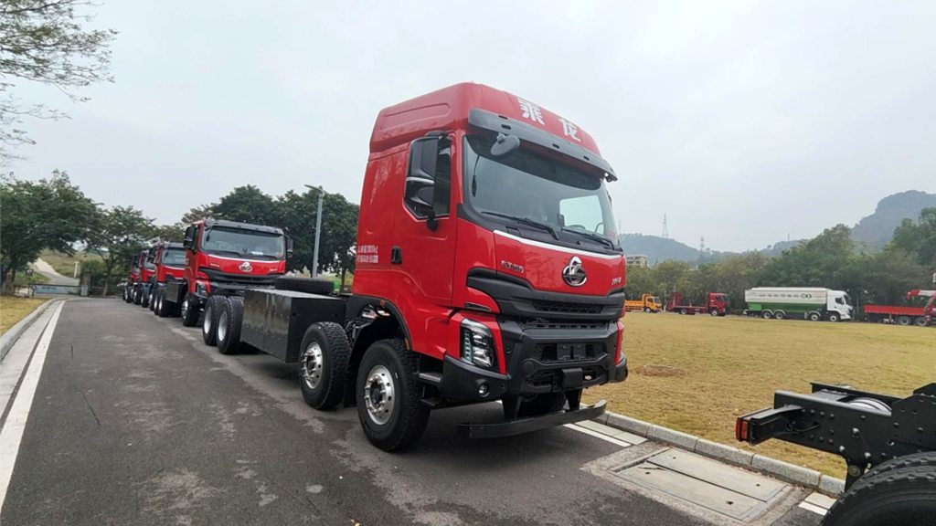 鲜乘直通车 | 开乘龙H7纯电8×4自卸车，治好了工地里的“开车内耗” - 第1张
