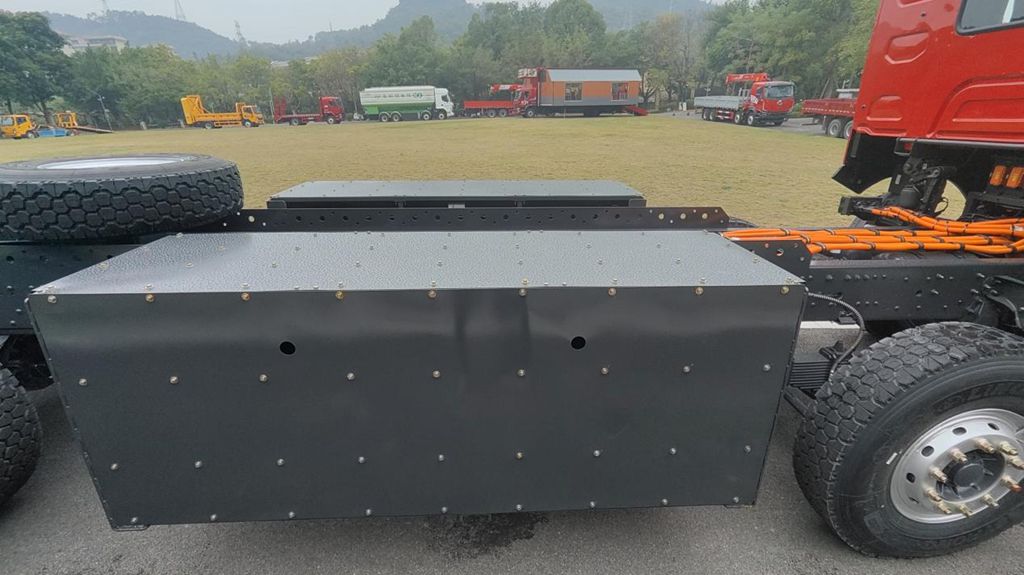 鲜乘直通车 | 开乘龙H7纯电8×4自卸车,治好了工地里的“开车内耗” - 第3张 - 提加商用车网 鲜乘直通车 | 开乘龙H7纯电8×4自卸车,治好了工地里的“开车内耗” - 第3张