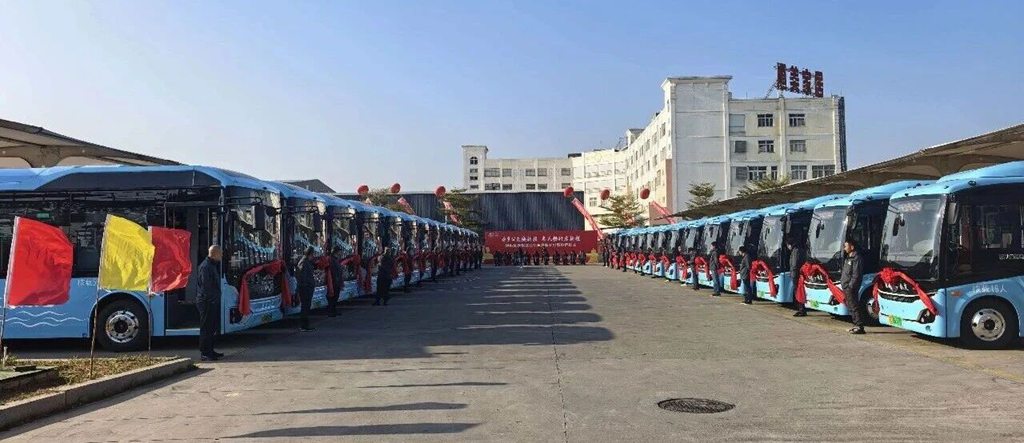 百台新车焕新颜！金龙客车105辆新能源公交交付泉港 开启绿色出行新征程 - 第1张