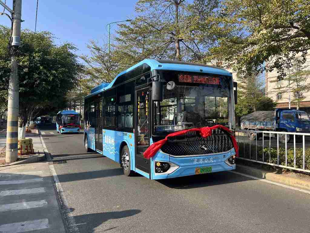 百台新车焕新颜！金龙客车105辆新能源公交交付泉港 开启绿色出行新征程 - 第2张