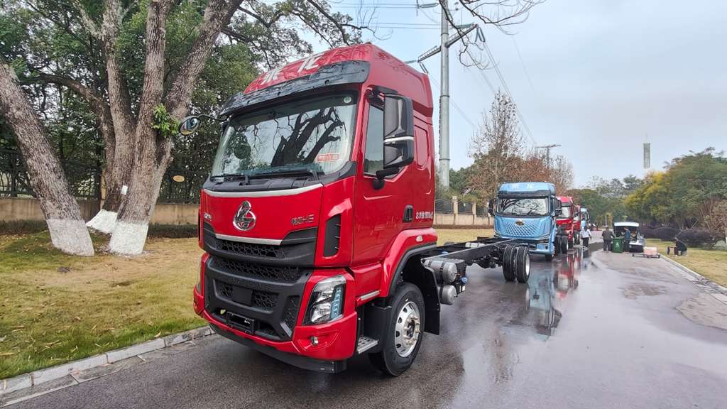 鲜乘直通车 | 乘龙H5 290大单桥：以强劲实力，领跑财富之路 - 第1张