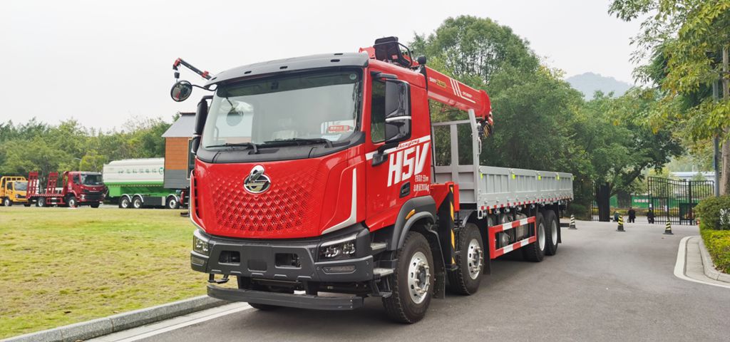 鲜乘直通车 | 复杂工况，何以控场？乘龙H5V 8×4随车吊的全能答案是…… - 第1张
