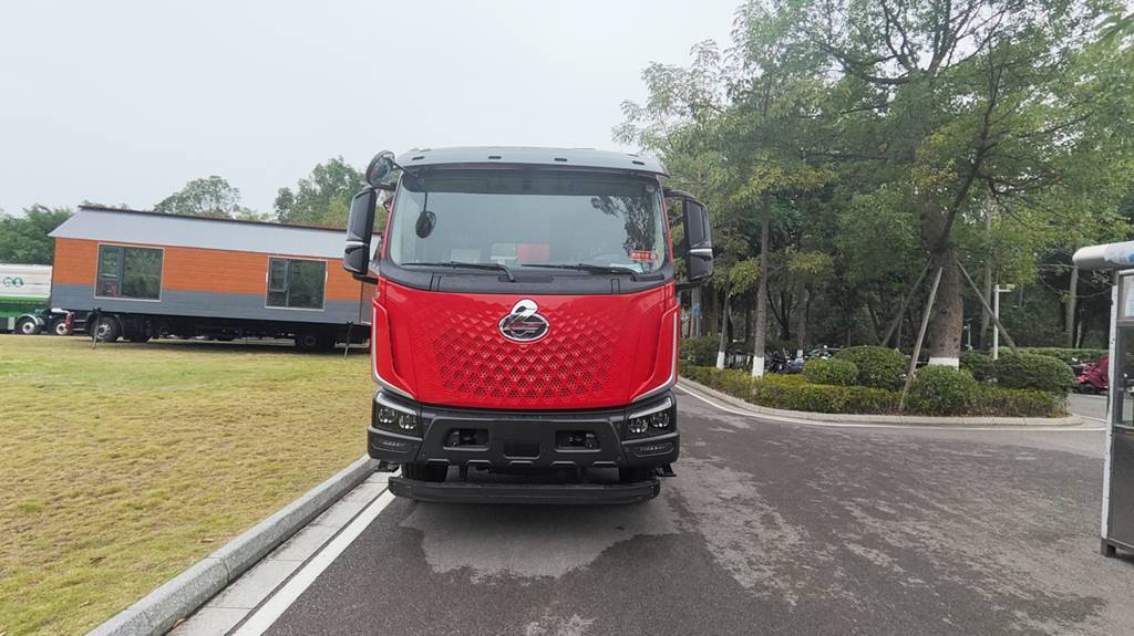 鲜乘直通车 | 复杂工况，何以控场？乘龙H5V 8×4随车吊的全能答案是…… - 第3张