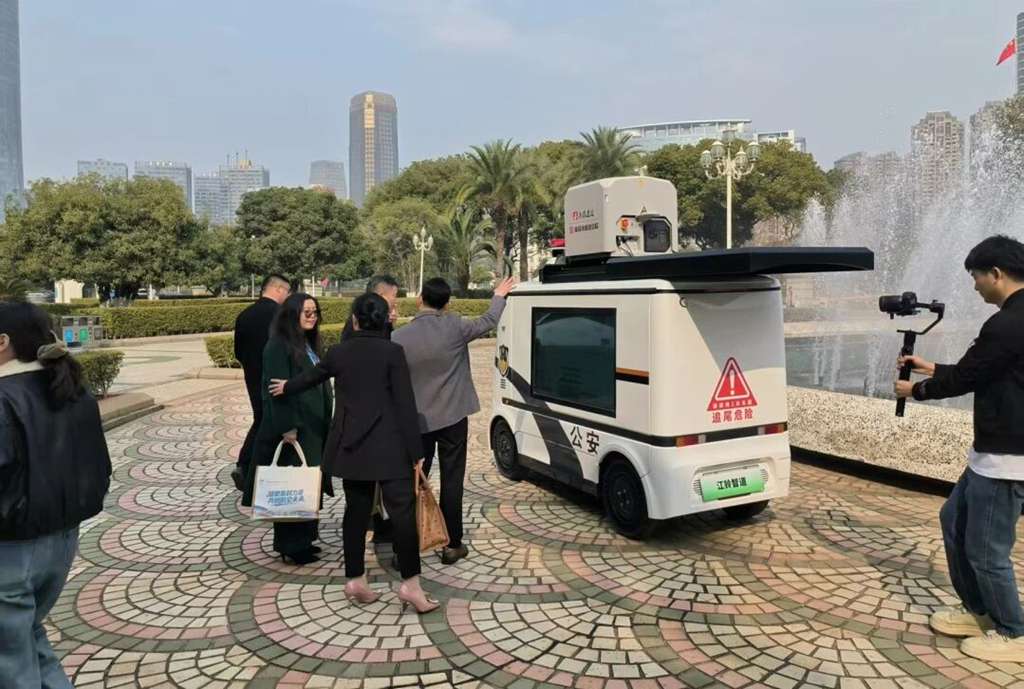 陆空一体！江铃无人巡逻车亮相航空产业论坛 - 第2张