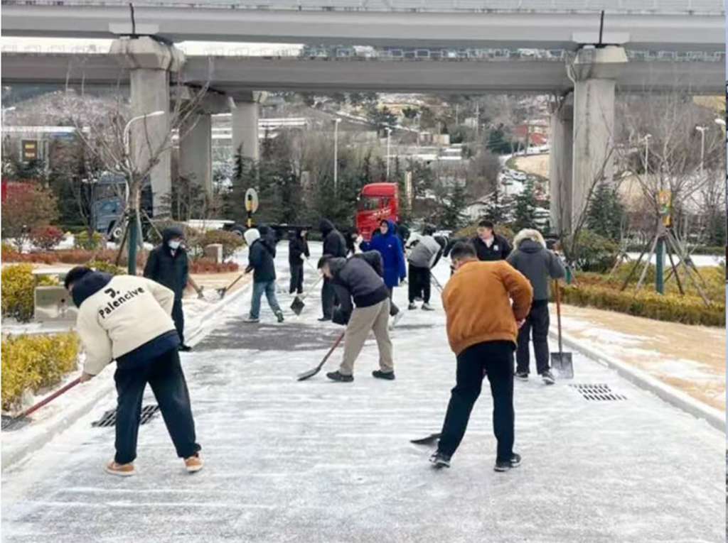 解放青汽公司全员联动清雪除冰，护航安全生产 - 第1张