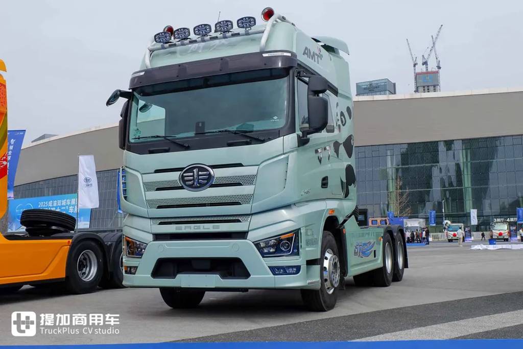 660匹马力+3000L超大气瓶！还带官方外观改装，这台解放J7 LNG牵引车不一般 - 第2张