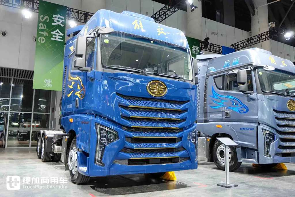 这是驾乘最舒适的燃气卡车？6㎡超大驾驶室！更有660匹高效动力，解放鹰航智尊L版牵引车实拍 - 第1张