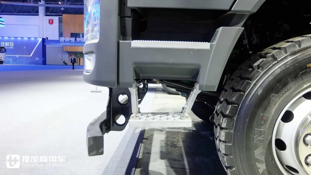 出口版车型就是好！新外观+豪华内饰，解放出口版CORTRON CT 550自卸车实拍 - 第12张