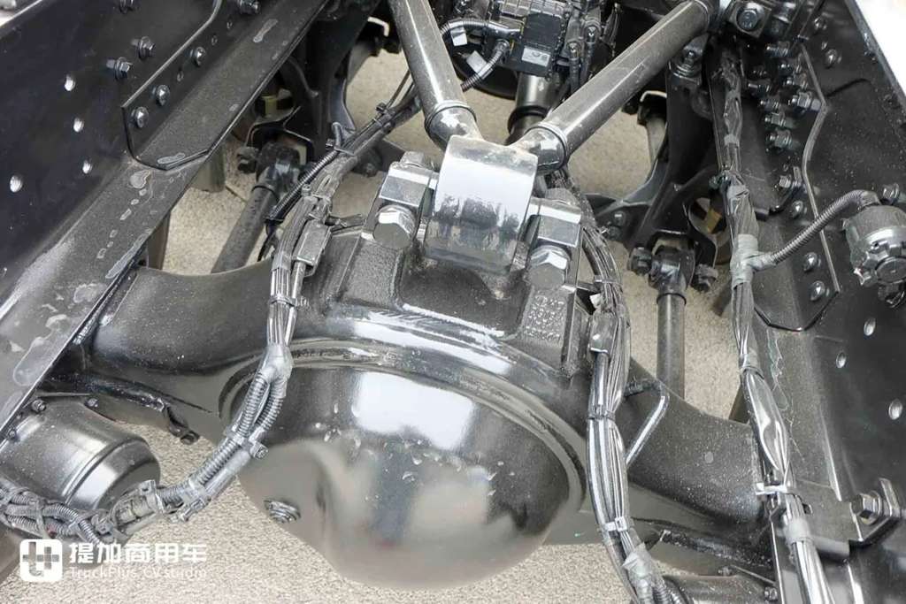 660匹马力+3000L超大气瓶！还带官方外观改装，这台解放J7 LNG牵引车不一般 - 第11张