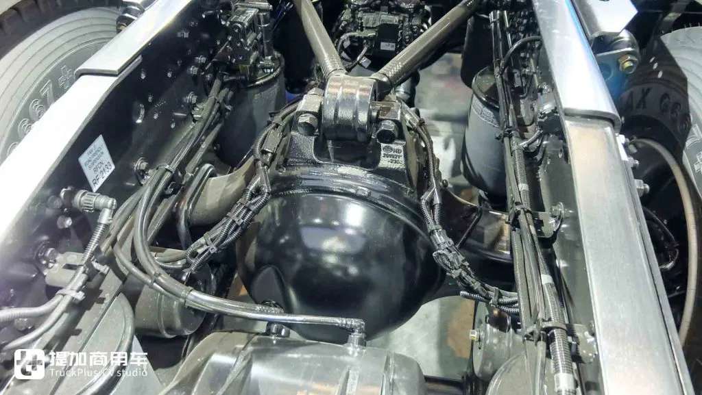 总重高达120吨！为公路列车而生，解放最新发布的出口版CORTRON CH牵引车实拍 - 第11张