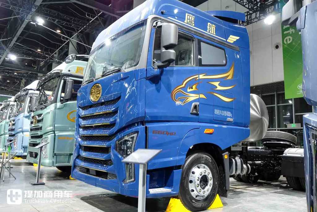 这是驾乘最舒适的燃气卡车？6㎡超大驾驶室！更有660匹高效动力，解放鹰航智尊L版牵引车实拍 - 第10张