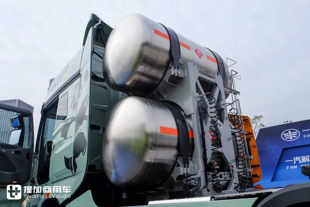 660匹马力+3000L超大气瓶！还带官方外观改装，这台解放J7 LNG牵引车不一般 - 第12张
