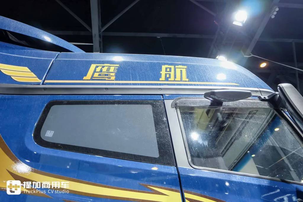 这是驾乘最舒适的燃气卡车？6㎡超大驾驶室！更有660匹高效动力，解放鹰航智尊L版牵引车实拍 - 第11张