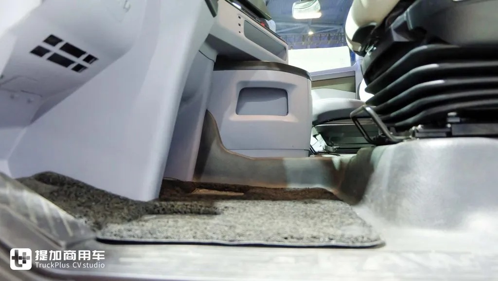 出口版车型就是好！新外观+豪华内饰，解放出口版CORTRON CT 550自卸车实拍 - 第14张