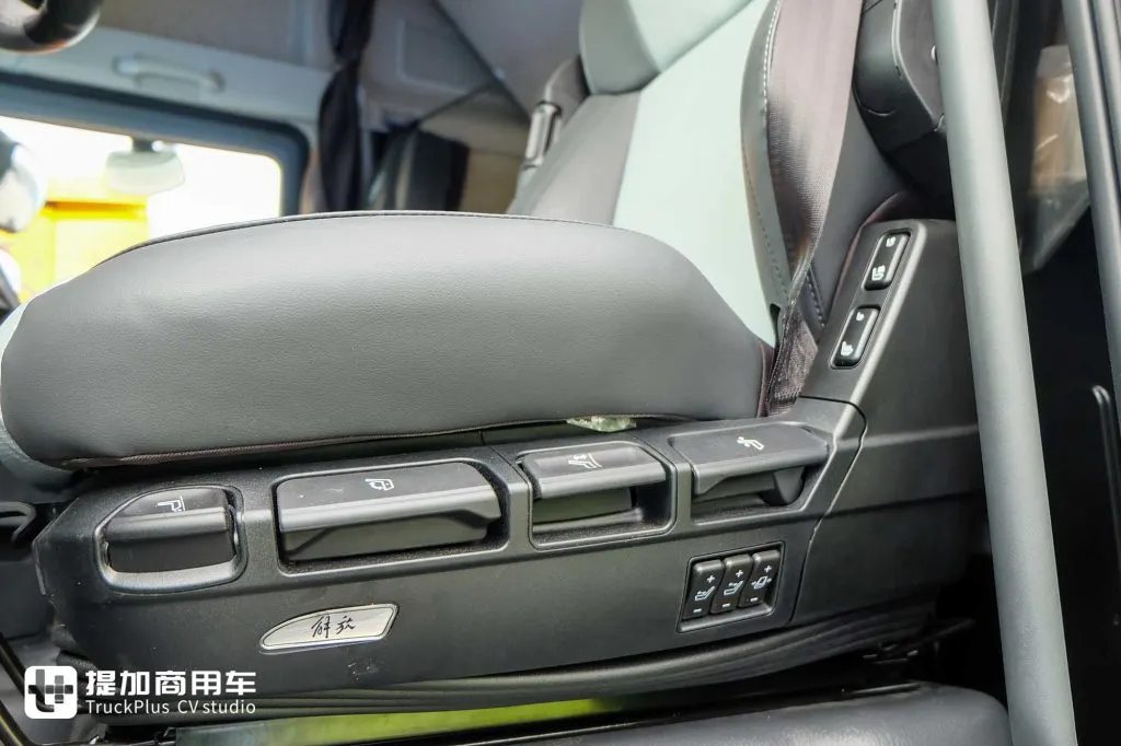 660匹马力+3000L超大气瓶！还带官方外观改装，这台解放J7 LNG牵引车不一般 - 第14张