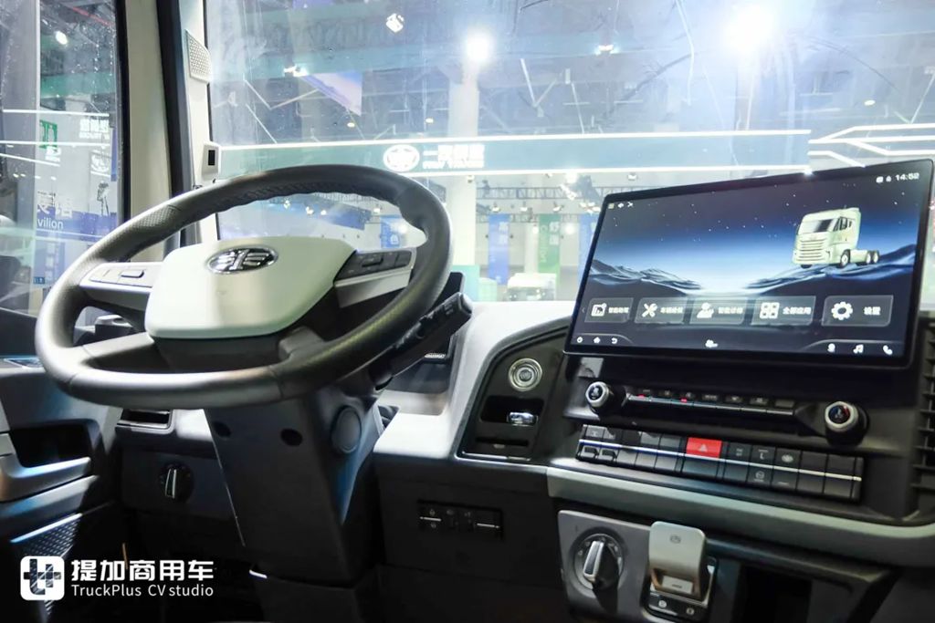这是驾乘最舒适的燃气卡车？6㎡超大驾驶室！更有660匹高效动力，解放鹰航智尊L版牵引车实拍 - 第13张