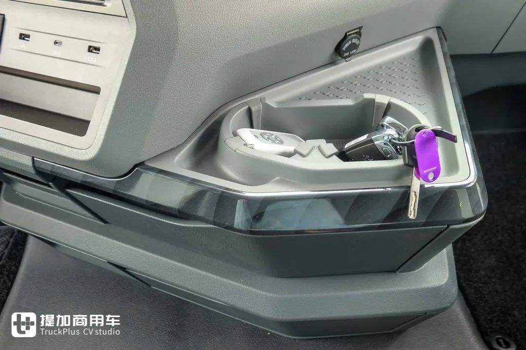 660匹马力+3000L超大气瓶！还带官方外观改装，这台解放J7 LNG牵引车不一般 - 第15张