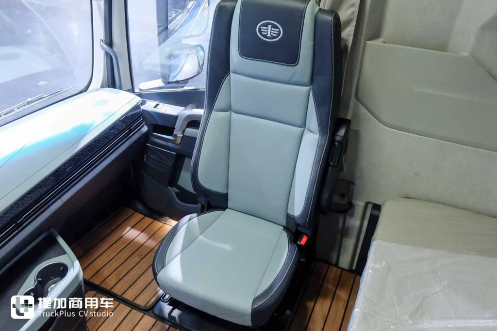 这是驾乘最舒适的燃气卡车？6㎡超大驾驶室！更有660匹高效动力，解放鹰航智尊L版牵引车实拍 - 第14张