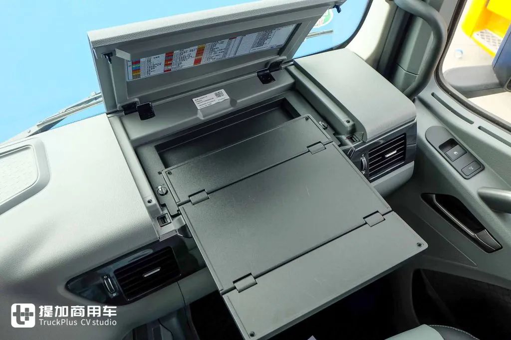 660匹马力+3000L超大气瓶！还带官方外观改装，这台解放J7 LNG牵引车不一般 - 第17张