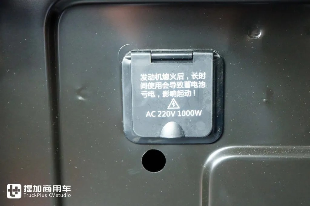 660匹马力+3000L超大气瓶！还带官方外观改装，这台解放J7 LNG牵引车不一般 - 第18张