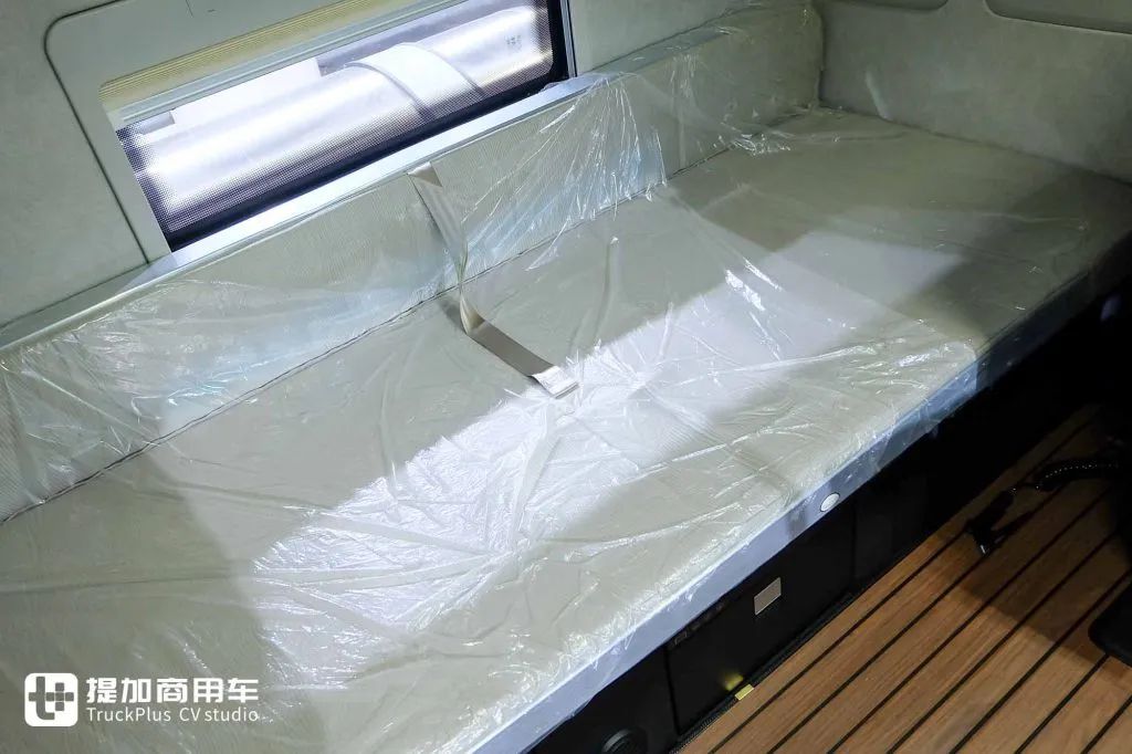 这是驾乘最舒适的燃气卡车？6㎡超大驾驶室！更有660匹高效动力，解放鹰航智尊L版牵引车实拍 - 第17张