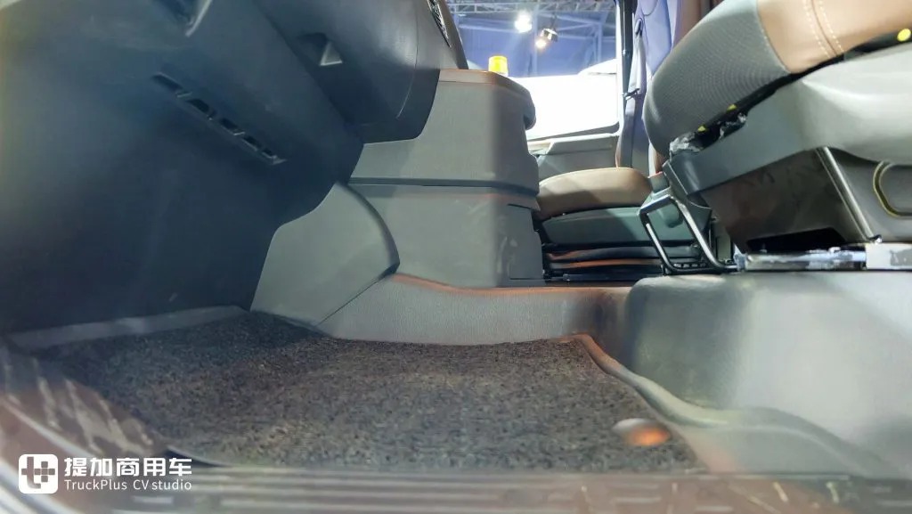 总重高达120吨！为公路列车而生，解放最新发布的出口版CORTRON CH牵引车实拍 - 第19张