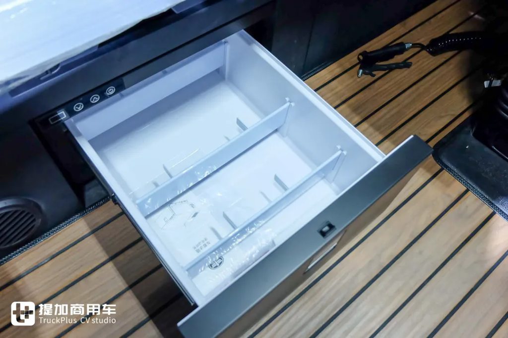 这是驾乘最舒适的燃气卡车？6㎡超大驾驶室！更有660匹高效动力，解放鹰航智尊L版牵引车实拍 - 第18张