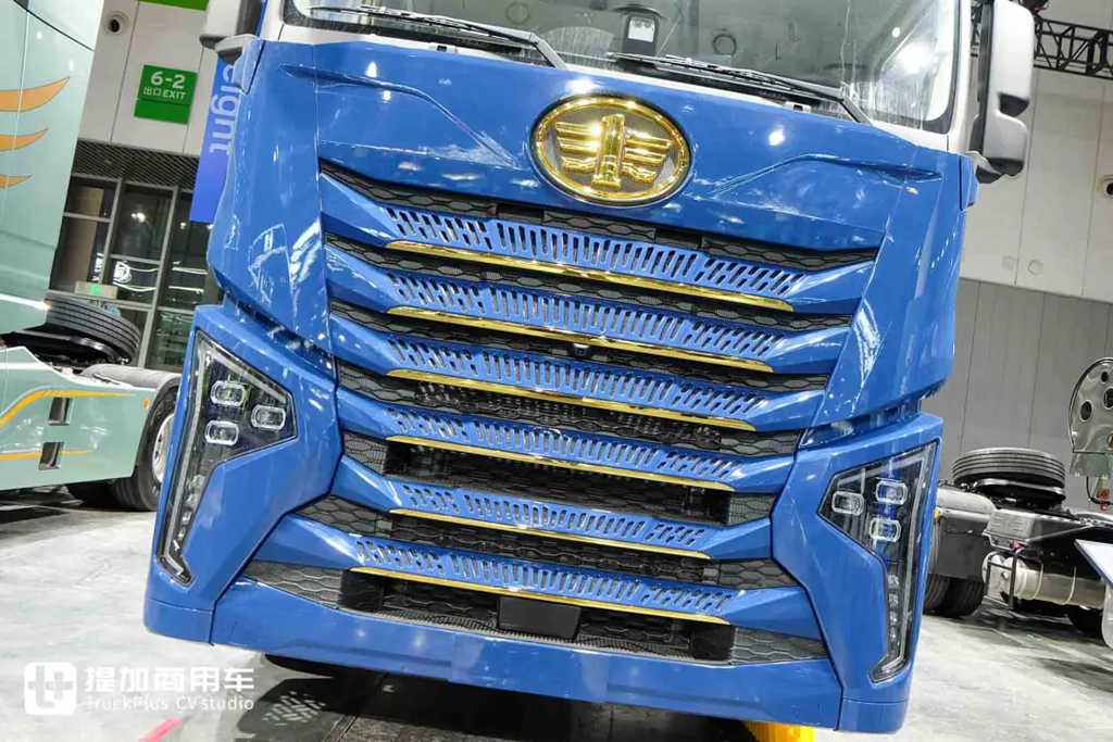 这是驾乘最舒适的燃气卡车？6㎡超大驾驶室！更有660匹高效动力，解放鹰航智尊L版牵引车实拍 - 第2张