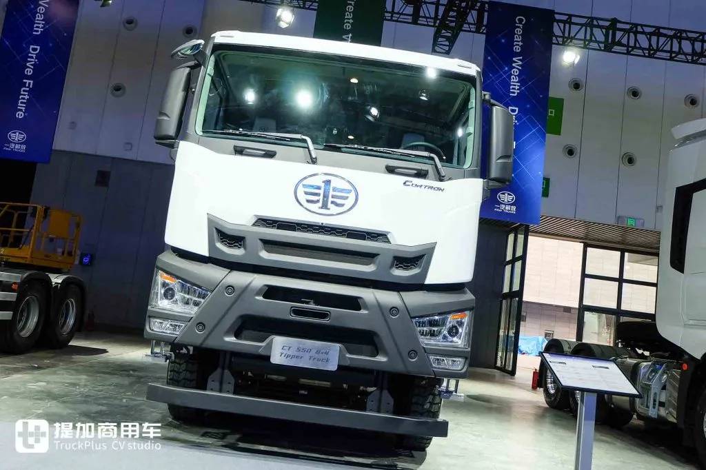 出口版车型就是好！新外观+豪华内饰，解放出口版CORTRON CT 550自卸车实拍 - 第2张