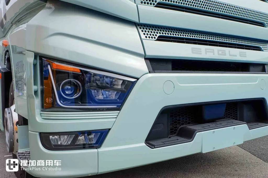 660匹马力+3000L超大气瓶！还带官方外观改装，这台解放J7 LNG牵引车不一般 - 第4张