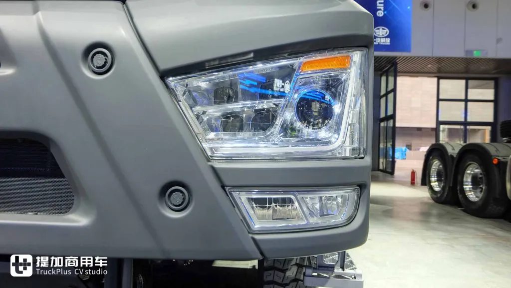 出口版车型就是好！新外观+豪华内饰，解放出口版CORTRON CT 550自卸车实拍 - 第6张