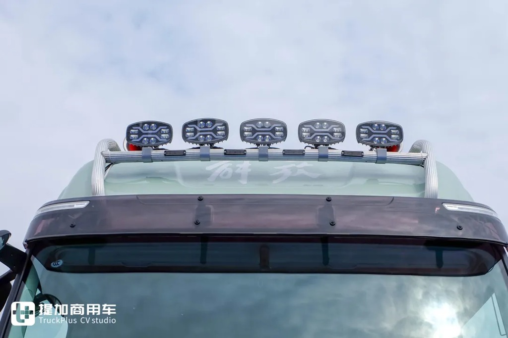 660匹马力+3000L超大气瓶！还带官方外观改装，这台解放J7 LNG牵引车不一般 - 第5张