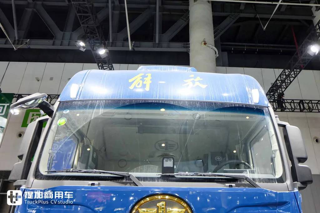 这是驾乘最舒适的燃气卡车？6㎡超大驾驶室！更有660匹高效动力，解放鹰航智尊L版牵引车实拍 - 第4张