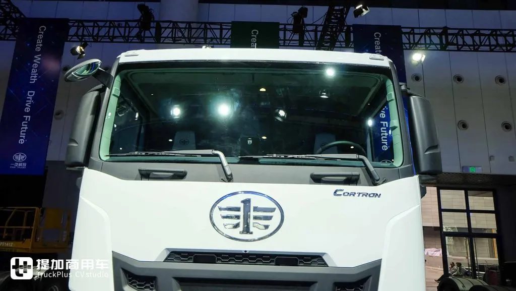 出口版车型就是好！新外观+豪华内饰，解放出口版CORTRON CT 550自卸车实拍 - 第7张