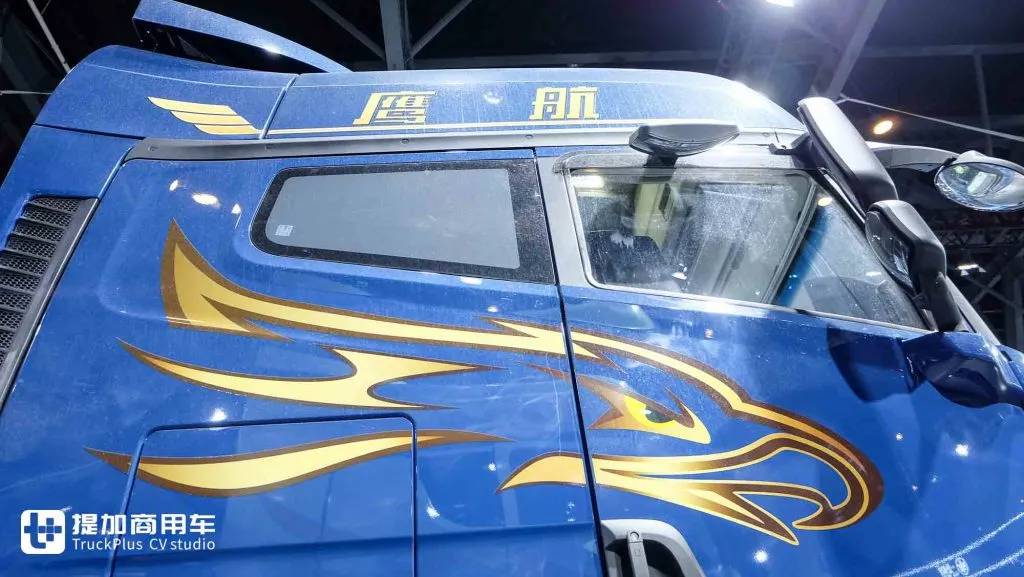 这是驾乘最舒适的燃气卡车？6㎡超大驾驶室！更有660匹高效动力，解放鹰航智尊L版牵引车实拍 - 第5张
