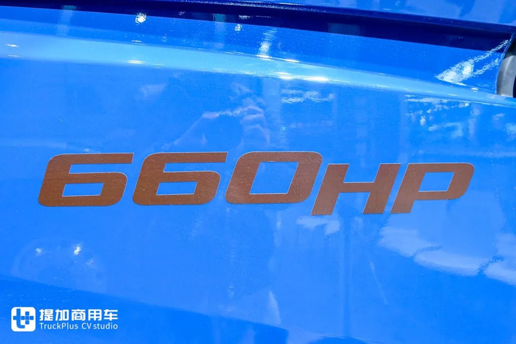 这是驾乘最舒适的燃气卡车？6㎡超大驾驶室！更有660匹高效动力，解放鹰航智尊L版牵引车实拍 - 第6张