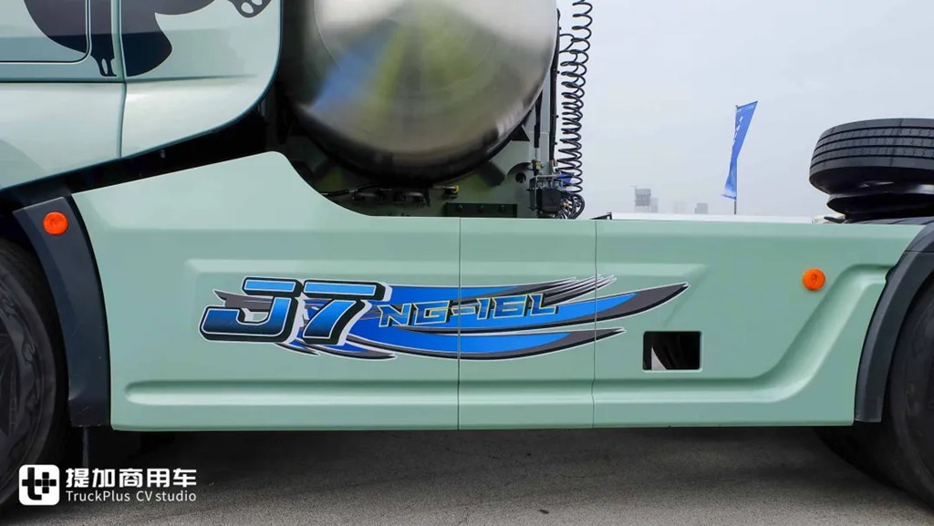 660匹马力+3000L超大气瓶！还带官方外观改装，这台解放J7 LNG牵引车不一般 - 第8张