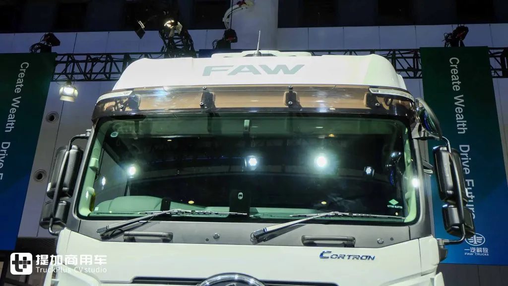 总重高达120吨！为公路列车而生，解放最新发布的出口版CORTRON CH牵引车实拍 - 第8张