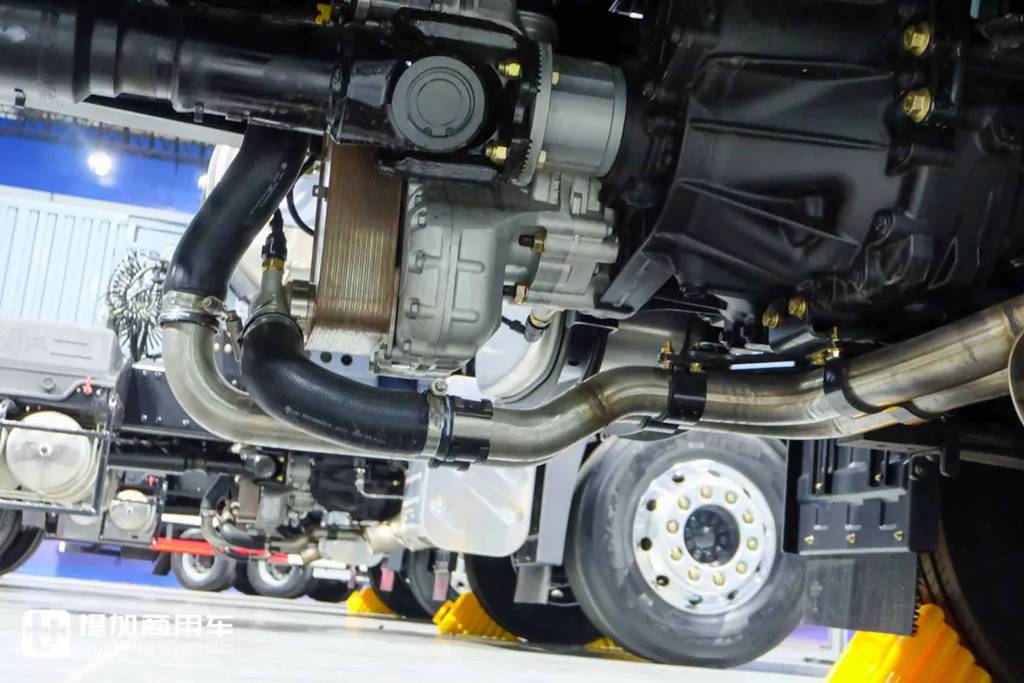 这是驾乘最舒适的燃气卡车？6㎡超大驾驶室！更有660匹高效动力，解放鹰航智尊L版牵引车实拍 - 第7张