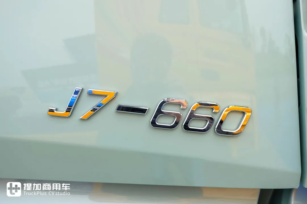 660匹马力+3000L超大气瓶！还带官方外观改装，这台解放J7 LNG牵引车不一般 - 第9张