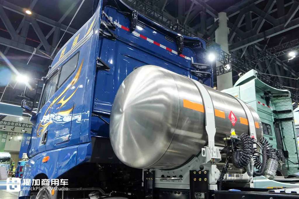 这是驾乘最舒适的燃气卡车？6㎡超大驾驶室！更有660匹高效动力，解放鹰航智尊L版牵引车实拍 - 第8张