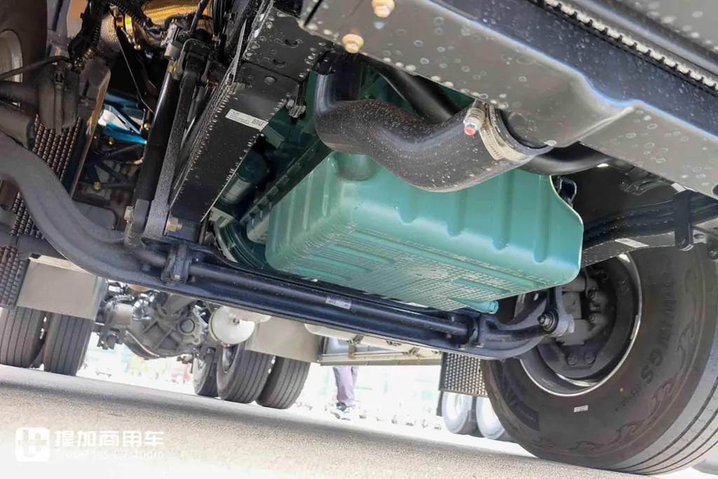 660匹马力+3000L超大气瓶！还带官方外观改装，这台解放J7 LNG牵引车不一般 - 第10张