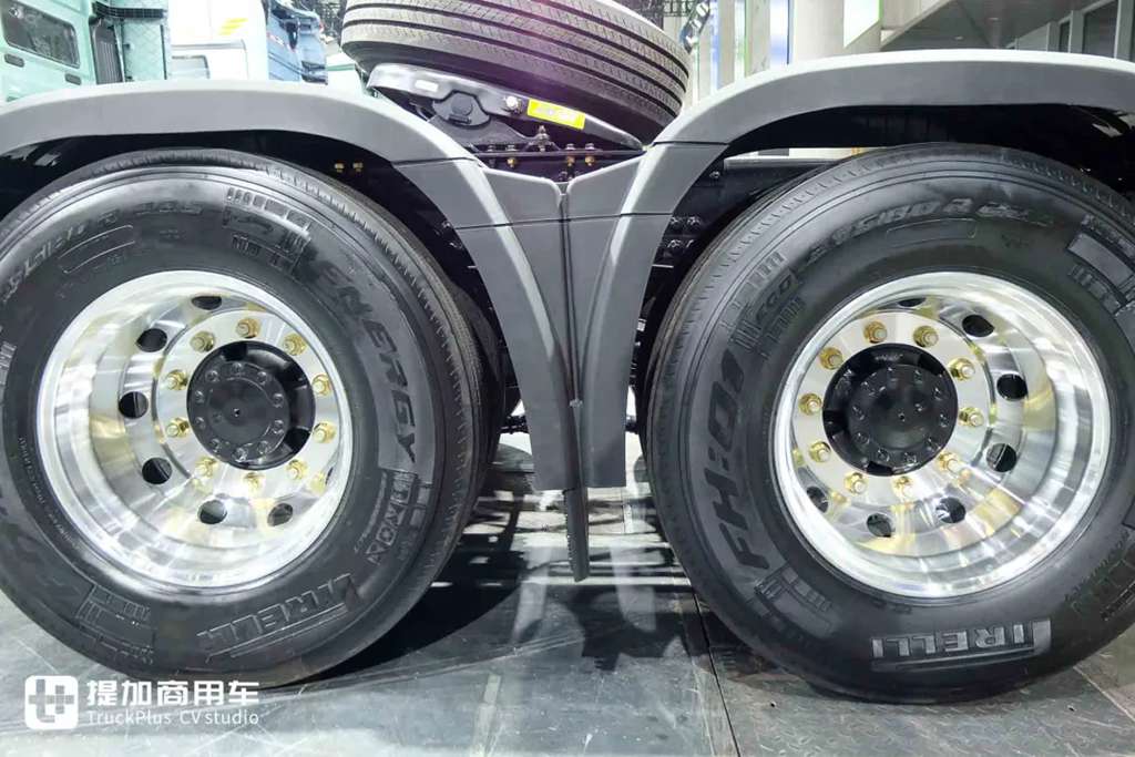 这是驾乘最舒适的燃气卡车？6㎡超大驾驶室！更有660匹高效动力，解放鹰航智尊L版牵引车实拍 - 第9张